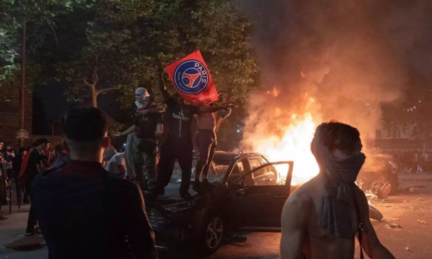 பாரிஸ் கால்பந்து வெற்றிக் கொண்டாட்டத்தில் கலவரம்..  நூற்றுக் கணக்கானோர் காயம் - 500 பேர் கைது