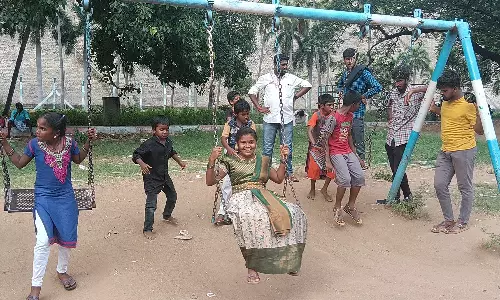 மேட்டூர் அணை பூங்காவில் அலைமோதிய சுற்றுலா பயணிகள் கூட்டம்