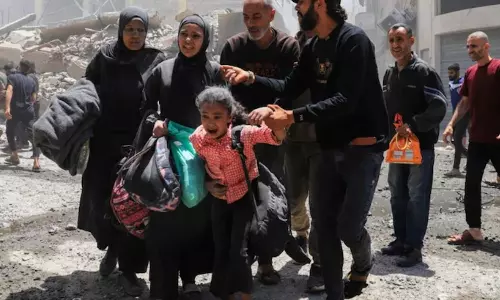 காசா: உணவுக்காக உதவி மையம் நோக்கி சென்ற மக்களை சுட்டுக் கொன்ற இஸ்ரேல் ராணுவம் - 25 பேர் பலி