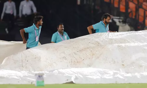 குறுக்கிட்டது மழை..! தகுதிச்சுற்று 2 ஆட்டம் தொடங்குவதில் தாமதம்