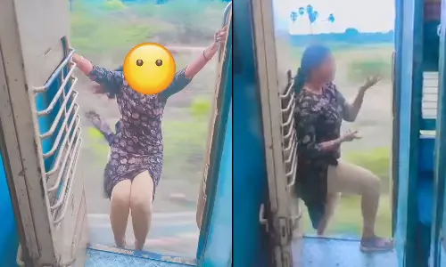 ரீல்ஸ் மோகம்..! ஆபத்தை உணராமல் ஓடும் ரெயிலில் படிக்கட்டில் நின்றபடி நடனமாடிய இளம்பெண்- வைரலாகும் வீடியோ