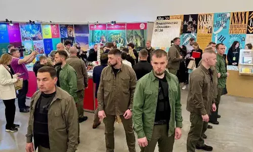 புத்தக கண்காட்சியில் ஜெலன்ஸ்கி.. சுவர் போல சுற்றி நின்று பாதுகாத்த Bodyguard-கள் வைரல்