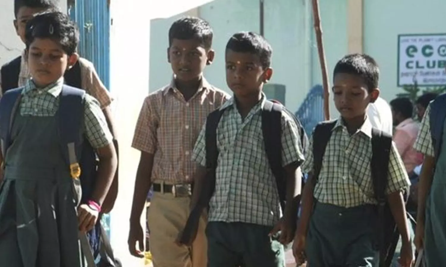தமிழகம் முழுவதும் பள்ளிகள் இன்று திறப்பு- மாணவர்களை வரவேற்க ஏற்பாடு