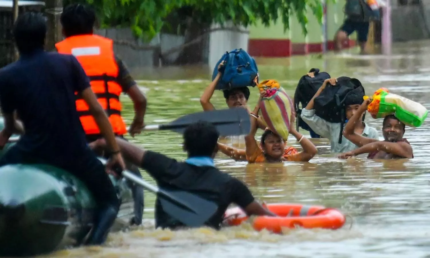 அசாம் கனமழை: 20 மாவட்டங்களில் 4 லட்சம் மக்கள் வெள்ளத்தில் சிக்கித் தவிப்பு