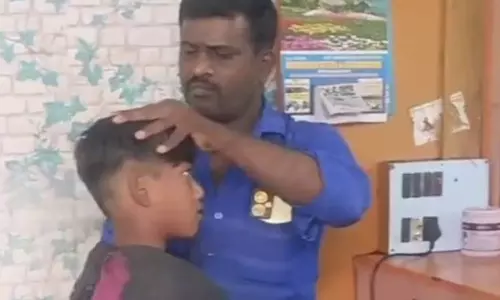 சலூன் கடையில் சலுகை கட்டணம்: ஒரு ரூபாயில் பள்ளி மாணவர்களுக்கு சிகை அலங்காரம்