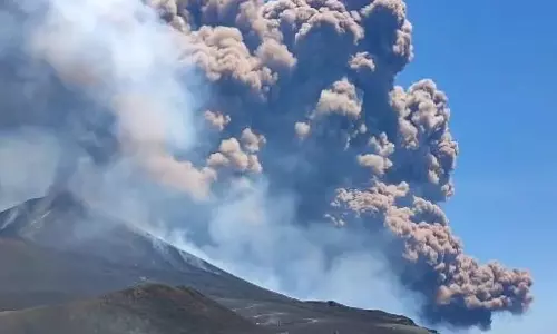இத்தாலியில் எட்னா எரிமலை திடீரென வெடித்ததால் பீதி.. உயிரை கையில் பிடித்து ஓடிய மக்கள் - திடுக் வீடியோ