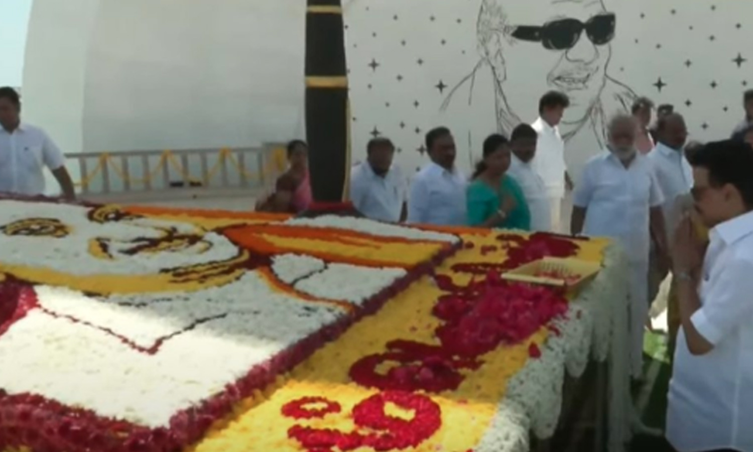 102-வது பிறந்தநாள்: கருணாநிதி நினைவிடத்தில் மு.க.ஸ்டாலின் மரியாதை