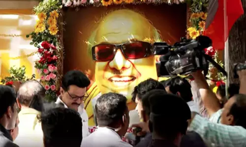 கலைஞர் கருணாநிதியின் 102-வது பிறந்தநாள்:  கோபாலபுரம் இல்லத்தில் மு.க.ஸ்டாலின் மரியாதை