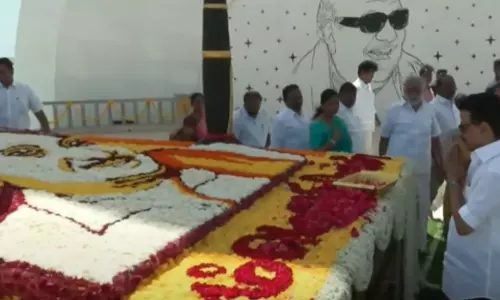 102-வது பிறந்தநாள்: கருணாநிதி நினைவிடத்தில் மு.க.ஸ்டாலின் மரியாதை