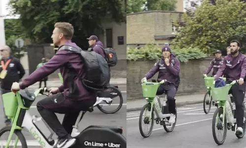 மைதானத்திற்கு சைக்கிளில் வந்த இங்கிலாந்து வீரர்கள்- வைரல் வீடியோ