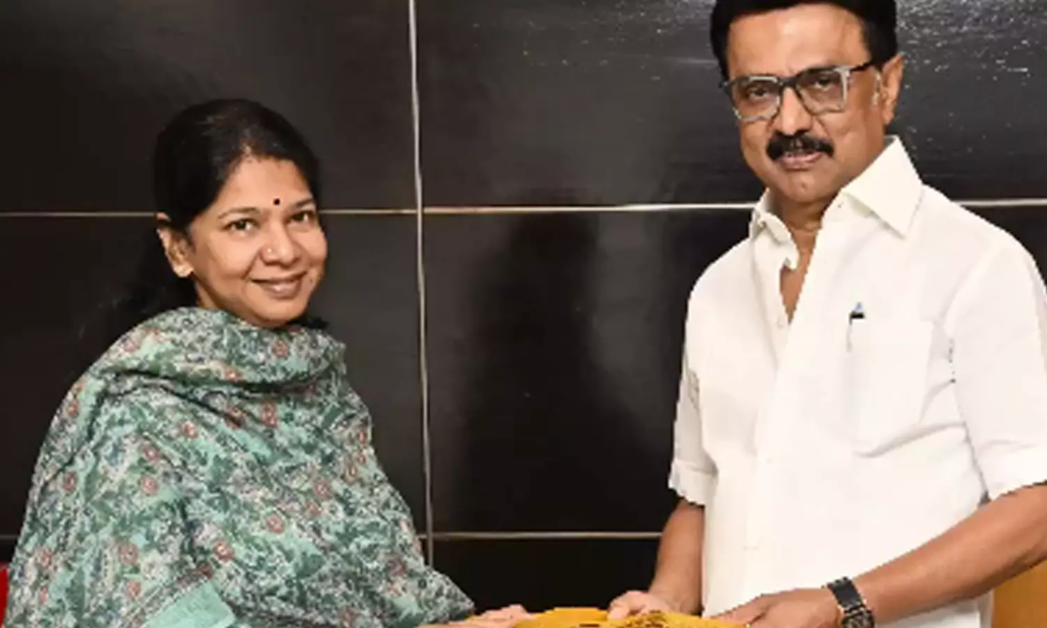 வேற்றுமையில் ஒற்றுமைதான் இந்தியாவின் தேசிய மொழி - கனிமொழியை பாராட்டிய முதலமைச்சர் வேற்றுமையில் ஒற்றுமைதான் இந்தியாவின் தேசிய மொழி - கனிமொழியை பாராட்டிய முதலமைச்சர்