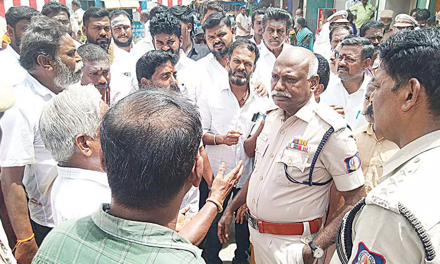 விஸ்வநாத சுவாமி கோவில் வைகாசி தேரோட்டம் பாதியில் நிறுத்தம் - சிவகாசியில் பரபரப்பு