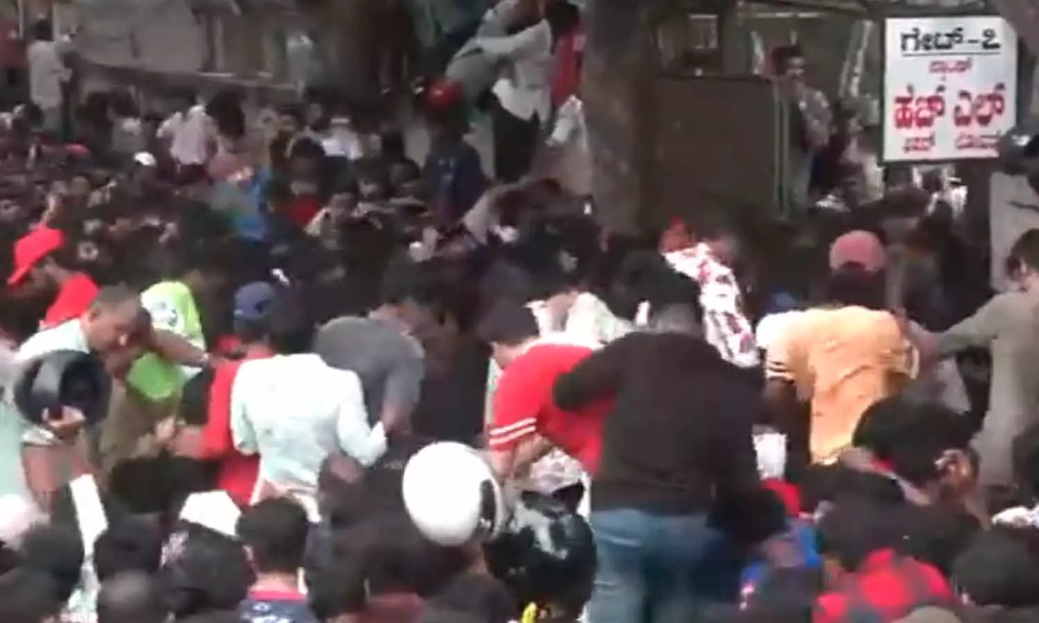 ஆர்சிபி வெற்றி பேரணி: கூட்ட நெரிசலில் சிக்கி 7 பேர் பலி