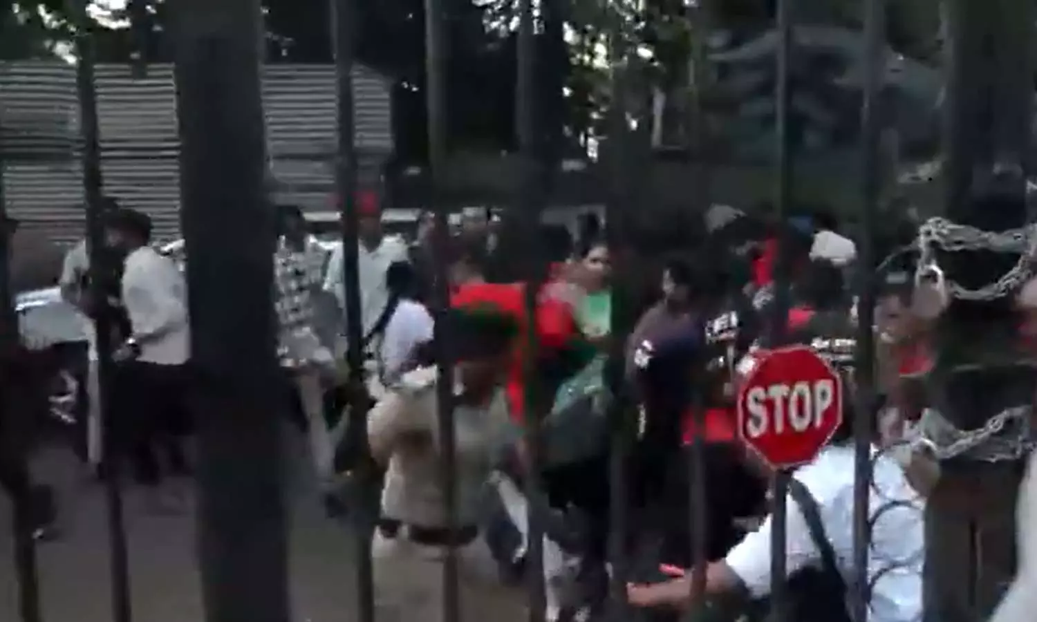 சின்னசாமி மைதானத்தின் முன்பு குவிந்த ரசிகர்கள்: லேசான தடியடி நடத்திய போலீசார்