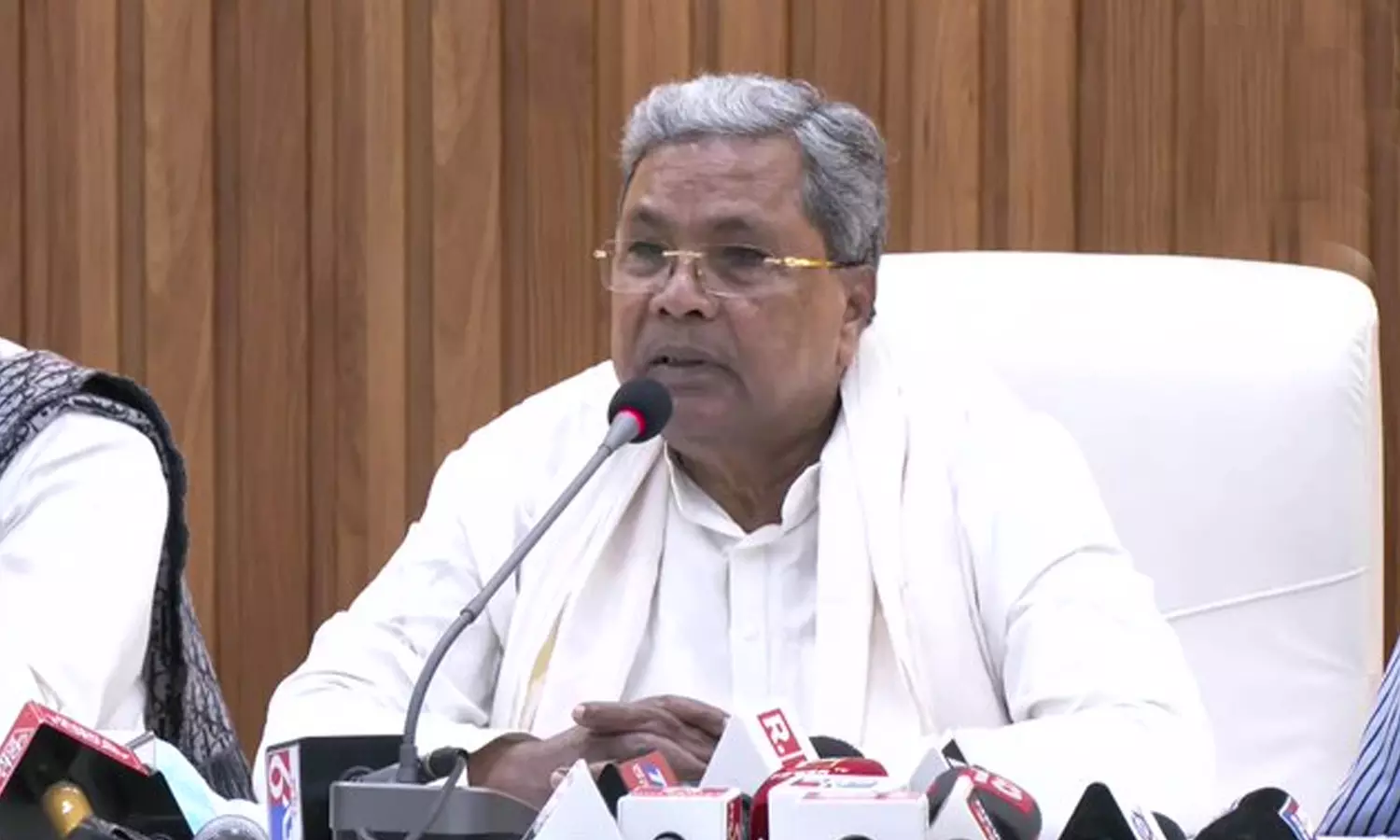 உயிரிழந்தவர்களின் குடும்பத்திற்கு ரூ.10 லட்சம் இழப்பீடு அறிவித்தார் சித்தராமையா