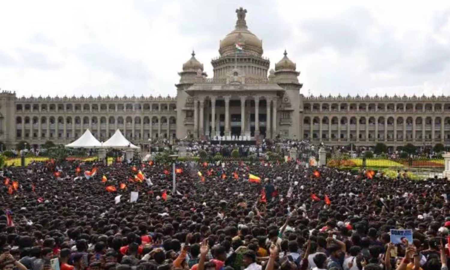 கூட்டநெரிசல் உயிரிழப்புகள்.. மௌனம் கலைத்த ஆர்சிபி அணி - அறிக்கை வெளியிட்டு பதில் கூட்டநெரிசல் உயிரிழப்புகள்.. மௌனம் கலைத்த ஆர்சிபி அணி - அறிக்கை வெளியிட்டு பதில்