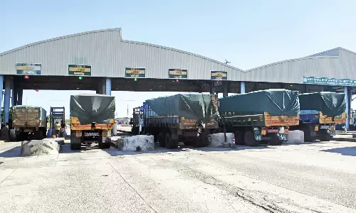 சுங்கச்சாவடியை முற்றுகையிட்டு லாரி உரிமையாளர்கள் போராட்டம்