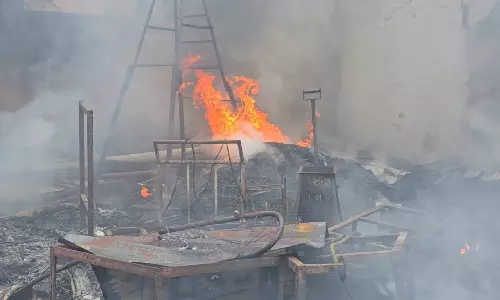 வாணியம்பாடி அருகே பழைய இரும்பு பொருட்கள் குடோனில் தீ விபத்து