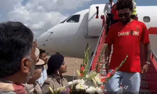 வீடியோ: விமானத்தில் இருந்து இறங்கிய ஆர்சிபி வீரர்கள்: பூங்கொத்துடன் வரவேற்ற கர்நாடக துணை முதல்வர்