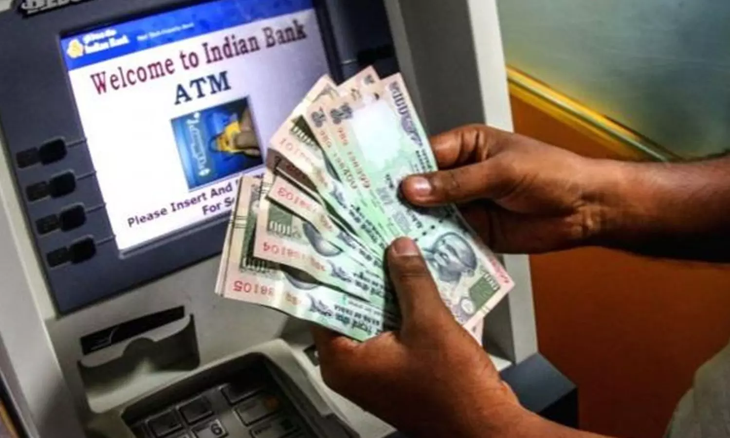 ஏ.டி.எம்.களில் 100, 200 ரூபாய் நோட்டுகள் கட்டாயம் - வங்கிகளுக்கு ரிசர்வ் வங்கி உத்தரவு