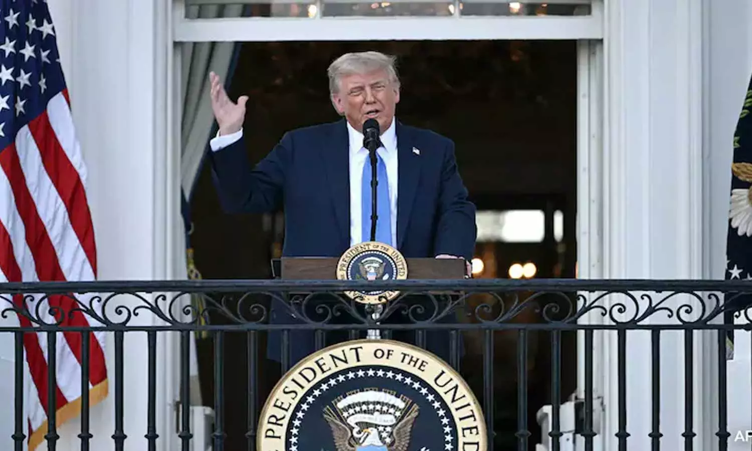 அமெரிக்காவுக்குள் நுழைய 12 நாட்டினருக்கு தடை - அதிபர் டிரம்ப் அறிவிப்பு அமெரிக்காவுக்குள் நுழைய 12 நாட்டினருக்கு தடை - அதிபர் டிரம்ப் அறிவிப்பு