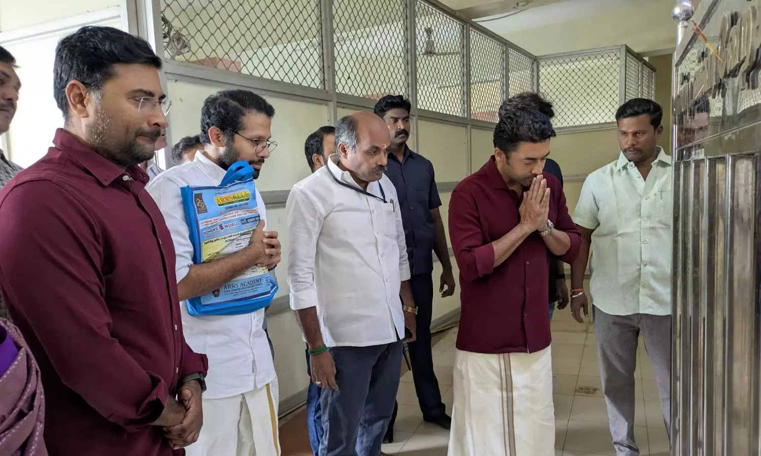 பழனி முருகன் கோவிலில் சாமி தரிசனம் செய்த சூர்யா 46 படக்குழுவினர்
