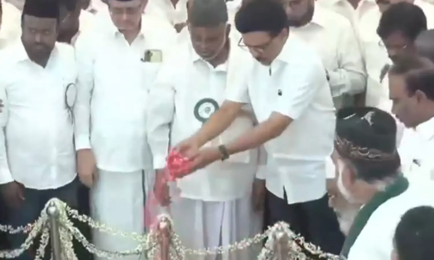 காயிதே மில்லத் நினைவிடத்தில் முதலமைச்சர் மு.க.ஸ்டாலின் மரியாதை காயிதே மில்லத் நினைவிடத்தில் முதலமைச்சர் மு.க.ஸ்டாலின் மரியாதை