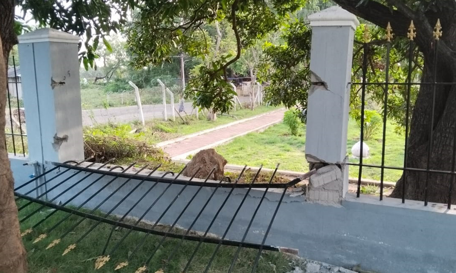 ஆழியாரில் மணிமண்டப சுற்றுச்சுவரை இடித்து தள்ளிய காட்டு யானை