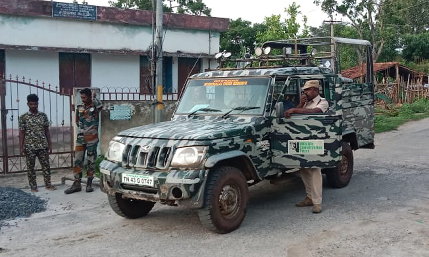 மசினகுடி அருகே புலி நடமாட்டத்தால் வனத்துறை வாகனத்தில் அழைத்து செல்லப்படும் மாணவர்கள்