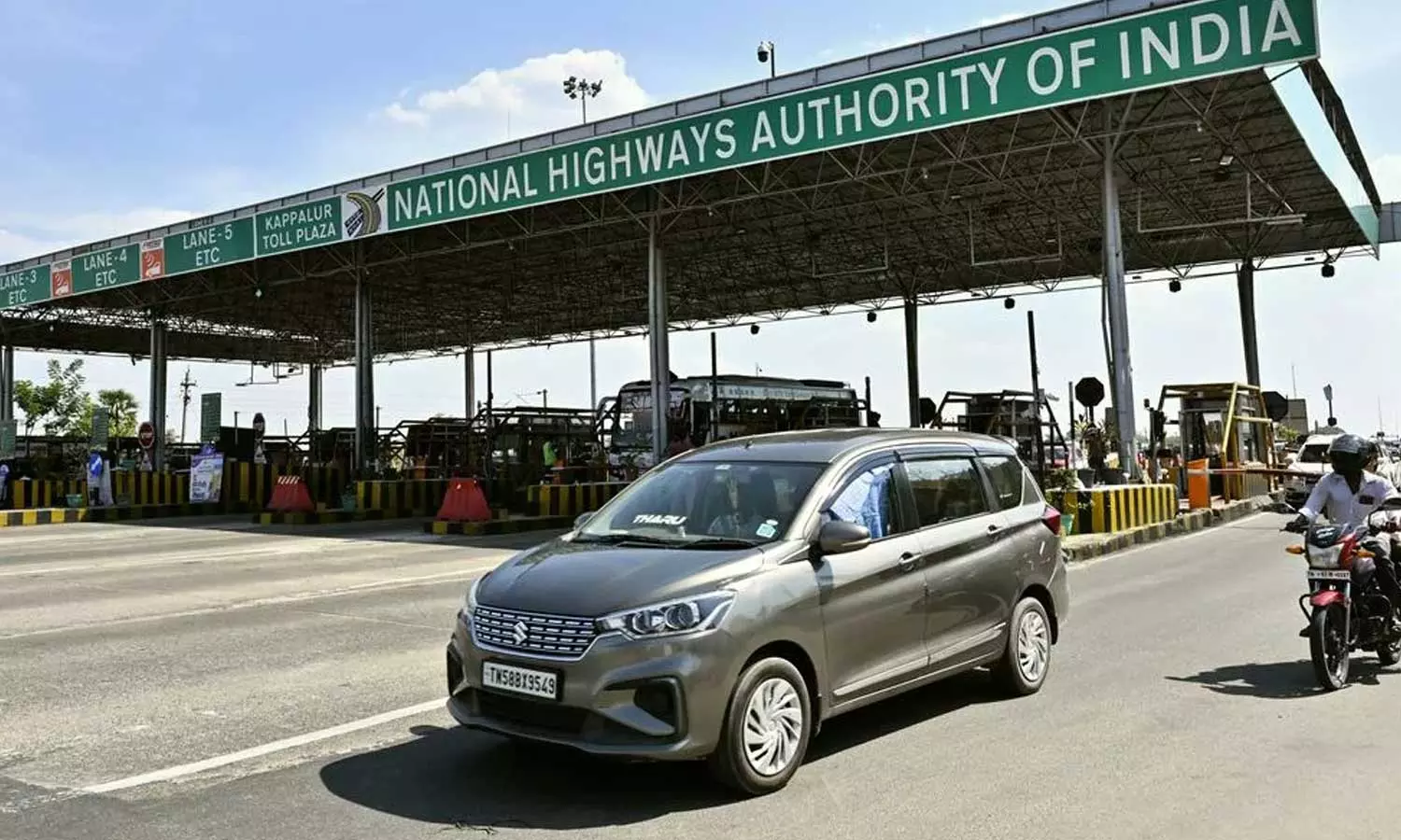 மதுரை எலியார்பத்தி சுங்கச்சாவடியில் கட்டண வசூல் நிறுத்தம்- வாகன ஓட்டிகள் மகிழ்ச்சி