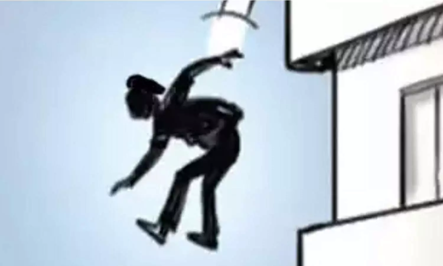 21-வது மாடியில் இருந்து குதித்து தற்கொலை செய்து கொண்ட ஐ.டி. பெண் ஊழியர் 21-வது மாடியில் இருந்து குதித்து தற்கொலை செய்து கொண்ட ஐ.டி. பெண் ஊழியர்