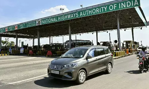 மதுரை எலியார்பத்தி சுங்கச்சாவடியில் கட்டண வசூல் நிறுத்தம்- வாகன ஓட்டிகள் மகிழ்ச்சி