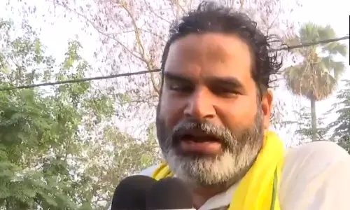 பீகாரிகள் கூலிவேலை செய்ய பிறந்தவர்கள் எனில் ஏன் இங்கு வாக்கு கேட்க வருகிறீர்கள்?: பிரசாந்த் கிஷோர்