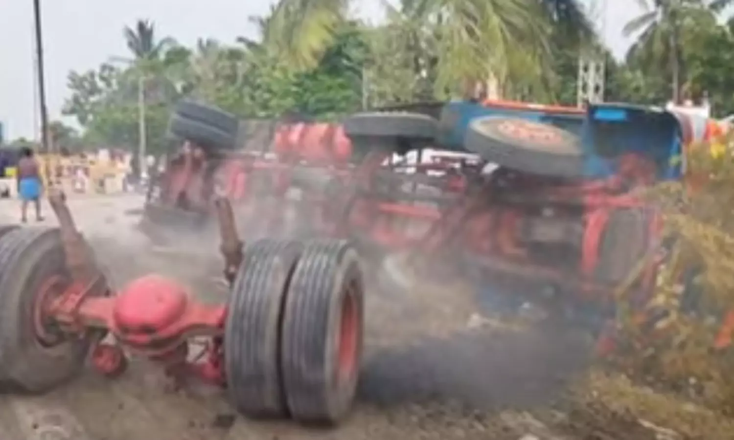 செங்கல்பட்டு அருகே ரசாயனம் ஏற்றி வந்த லாரி மோதி 2 பேர் உயிரிழப்பு