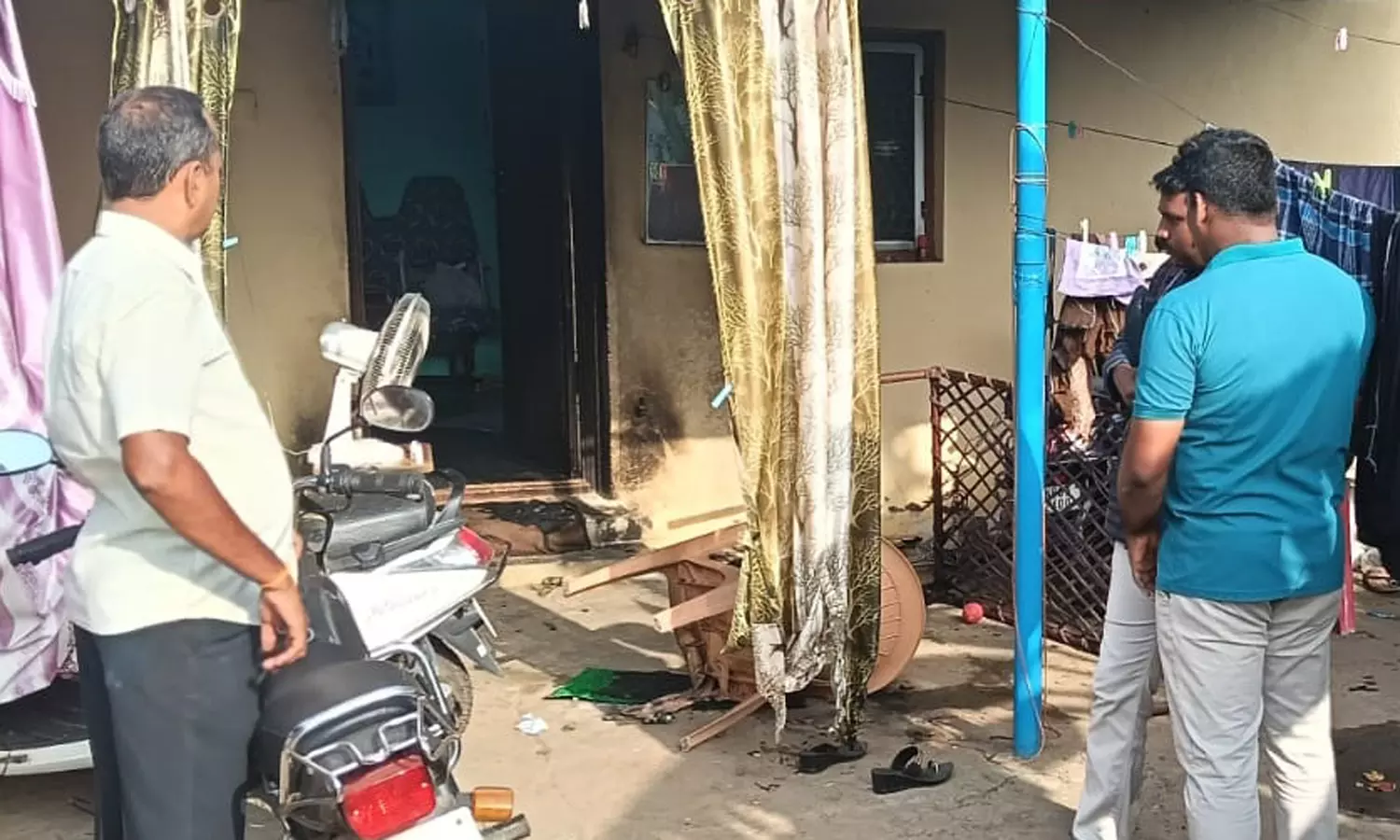 நாமக்கல் அருகே விவசாயி வீட்டில் பெட்ரோல் குண்டு வீச்சு நாமக்கல் அருகே விவசாயி வீட்டில் பெட்ரோல் குண்டு வீச்சு