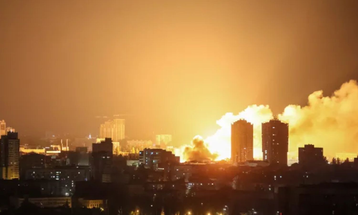 400 டிரோன்கள்.. 40 ஏவுகணைகள் - உக்ரைன் நகரங்களை துளைத்த ரஷியா - 6 பேர் பலி - 80 பேர் படுகாயம்