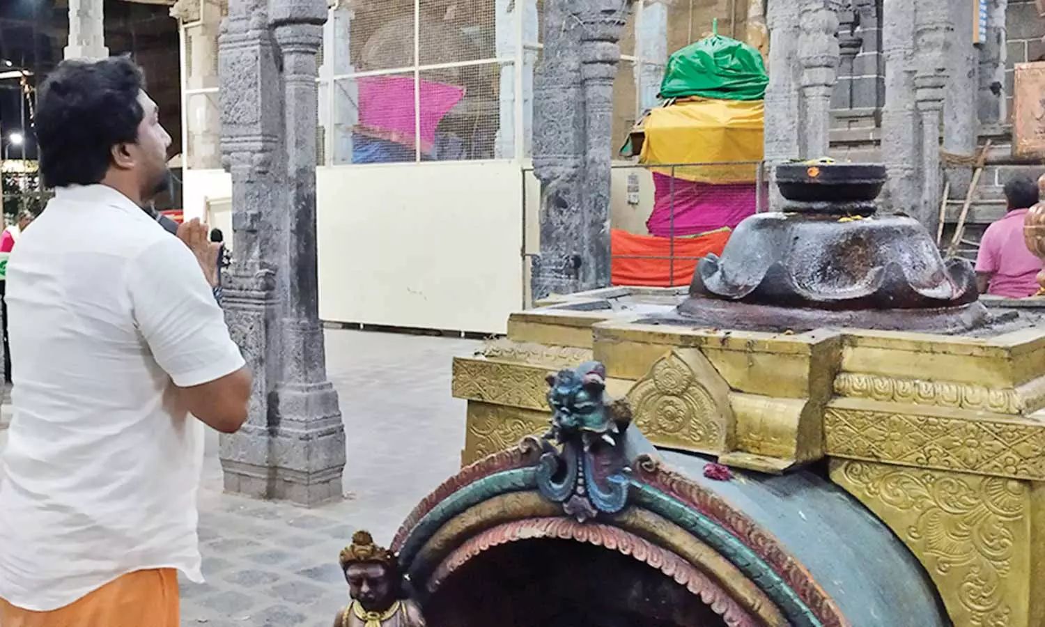 சீர்காழி சட்டநாதர் கோவிலில் நடந்த சுக்ரவார வழிபாட்டில் ஓ.பி.எஸ் மகன் தரிசனம் சீர்காழி சட்டநாதர் கோவிலில் நடந்த சுக்ரவார வழிபாட்டில் ஓ.பி.எஸ் மகன் தரிசனம்