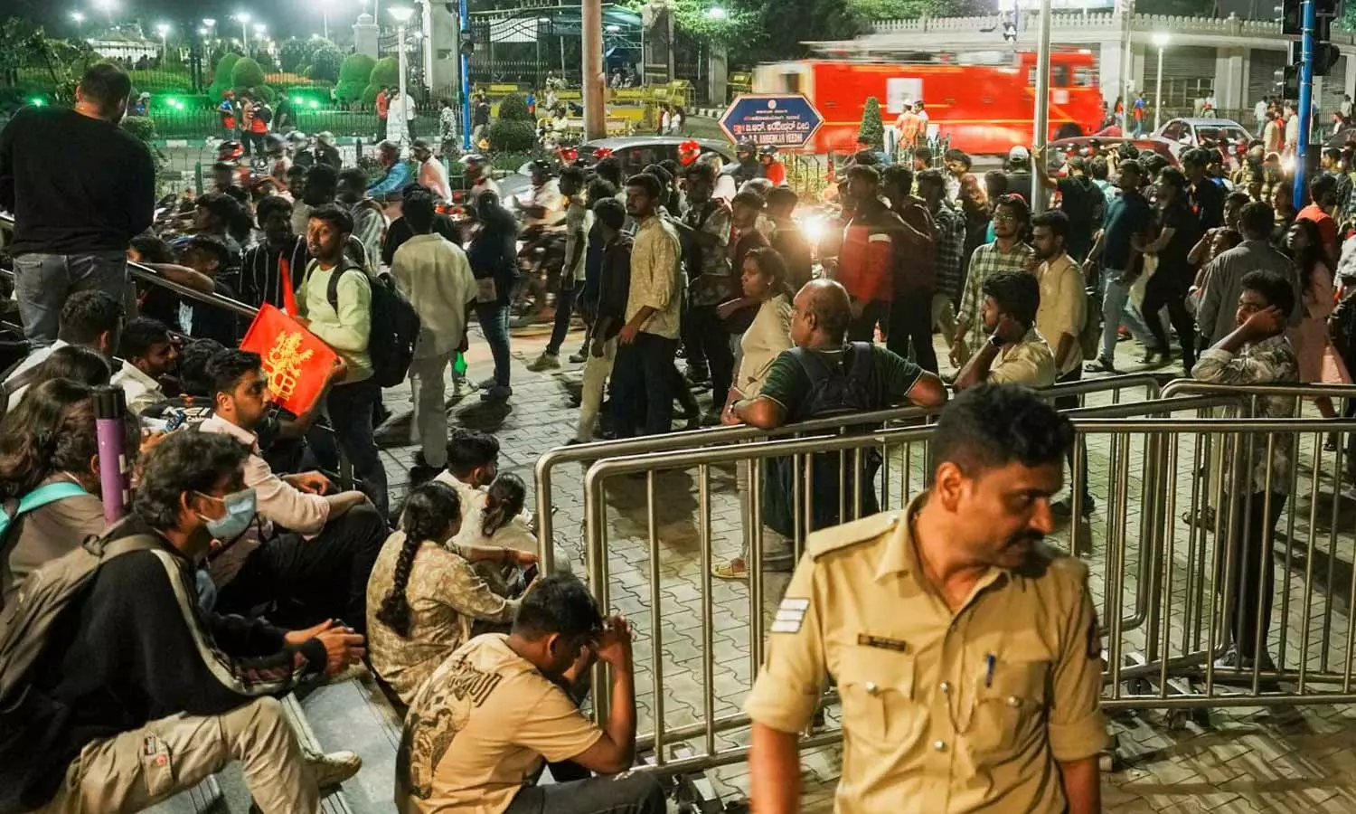 பெங்களூரு கூட்ட நெரிசல்: உயிரிழந்தோர் குடும்பத்தினருக்கு இழப்பீடு தொகை அதிகரிப்பு பெங்களூரு கூட்ட நெரிசல்: உயிரிழந்தோர் குடும்பத்தினருக்கு இழப்பீடு தொகை அதிகரிப்பு