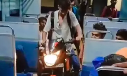 VIDEO: ஓடும் ரெயிலுக்குள் பைக் ஓட்டிய வாலிபர்