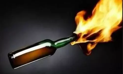 தொழிலாளி வீட்டின் மீது பெட்ரோல் குண்டு வீச்சு - போலீசார் விசாரணை