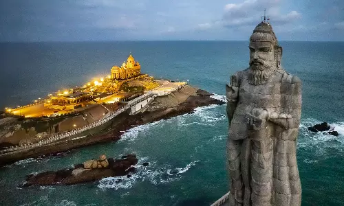 நீலத்திரைக் கடல் ஓரத்திலே..!