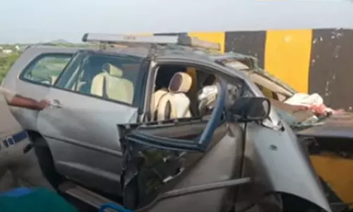 வாழப்பாடி அருகே பாலத்தின் மீது கார் மோதி விபத்து- 3 பேர் உயிரிழப்பு