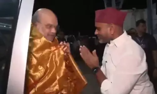 மதுரை வந்த உள்துறை மந்திரி அமித்ஷாவுக்கு உற்சாக வரவேற்பு