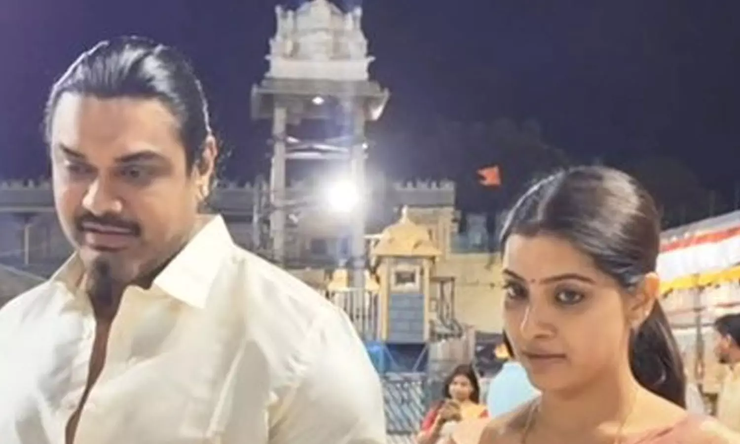 திருப்பதி கோவிலில் கணவருடன் சாமி தரிசனம் செய்தார் நடிகை வரலட்சுமி திருப்பதி கோவிலில் கணவருடன் சாமி தரிசனம் செய்தார் நடிகை வரலட்சுமி
