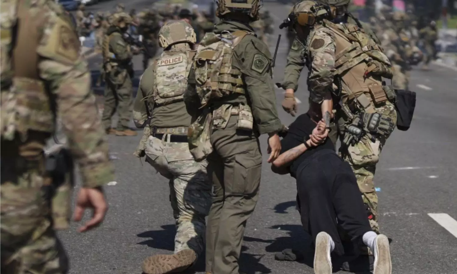 குடிவரவு சோதனைக்கு எதிராக கலவரம்.. 2 ஆயிரம் ராணுவ வீரர்கள் குவிப்பு - அதிபர் டிரம்ப் உத்தரவு