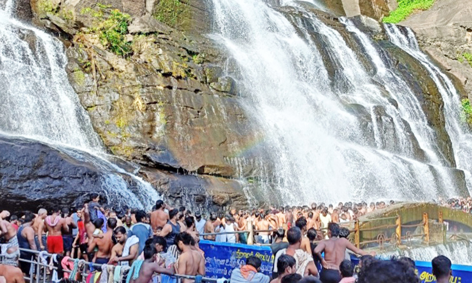 குற்றாலத்தில் அலைமோதிய சுற்றுலா பயணிகள் கூட்டம்