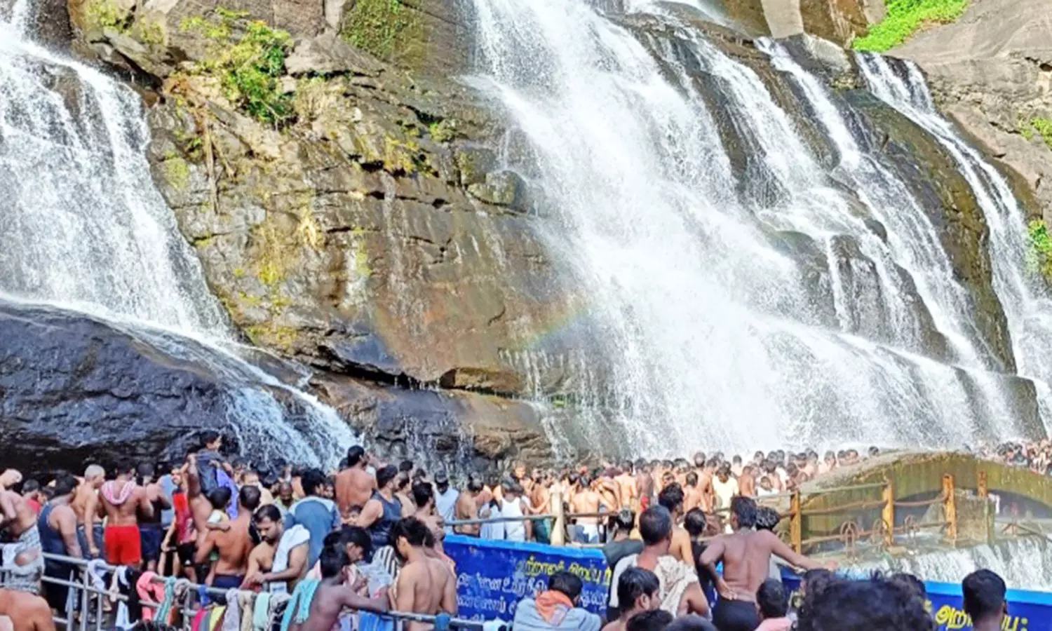 குற்றாலத்தில் அலைமோதிய சுற்றுலா பயணிகள் கூட்டம் குற்றாலத்தில் அலைமோதிய சுற்றுலா பயணிகள் கூட்டம்