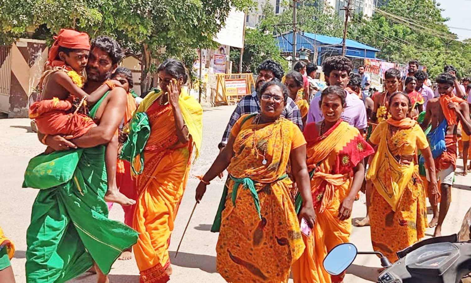 திருச்செந்தூரில் குவியும் பல்லாயிரக்கணக்கான பக்தர்கள்- மூத்த குடிமக்கள் விரைவில் தரிசனம் செய்ய சிறப்பு ஏற்பாடு