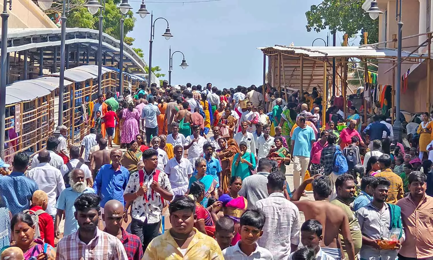 திருச்செந்தூரில் குவியும் பல்லாயிரக்கணக்கான பக்தர்கள்- மூத்த குடிமக்கள் விரைவில் தரிசனம் செய்ய சிறப்பு ஏற்பாடு திருச்செந்தூரில் குவியும் பல்லாயிரக்கணக்கான பக்தர்கள்- மூத்த குடிமக்கள் விரைவில் தரிசனம் செய்ய சிறப்பு ஏற்பாடு