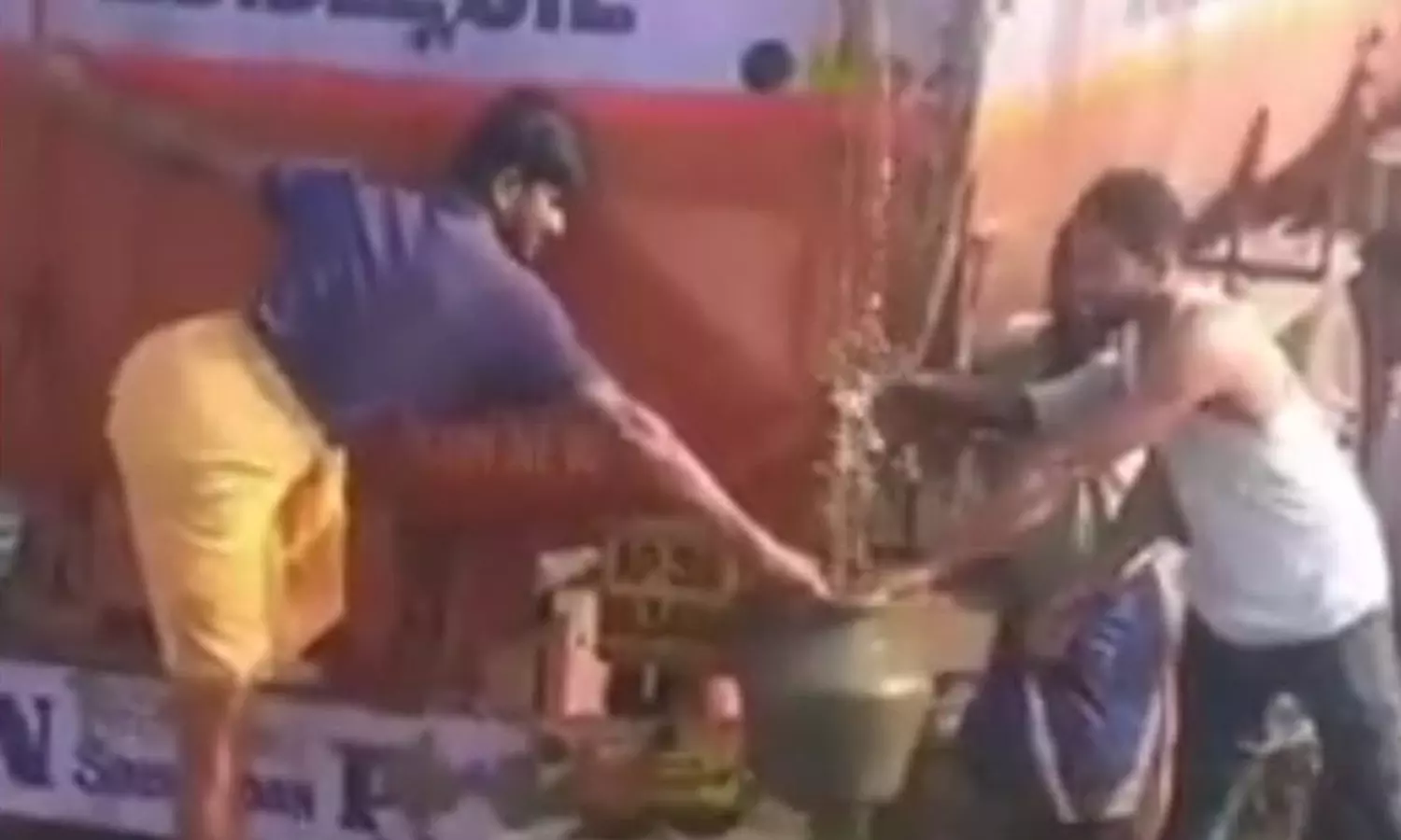 டேங்கர் லாரியில் இருந்து கசிந்த எண்ணெயை பயன்படுத்த வேண்டாம்- நாமக்கல் போலீசார் எச்சரிக்கை டேங்கர் லாரியில் இருந்து கசிந்த எண்ணெயை பயன்படுத்த வேண்டாம்- நாமக்கல் போலீசார் எச்சரிக்கை